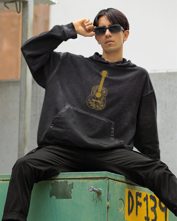 Bluza oversize z kapturem <br>Haft Gitary <br>Efekt sprania